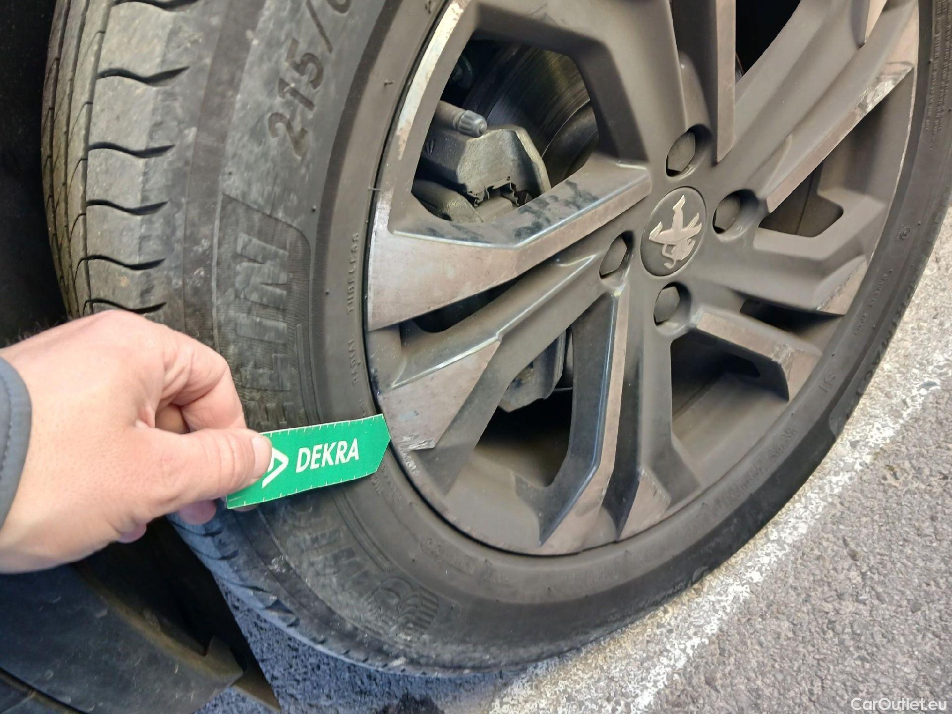  Peugeot  2008 PEUGEOT  / 2019 / 5P / todoterreno Allure Pack Puretech 130 S&S EAT8 (AC2) #10