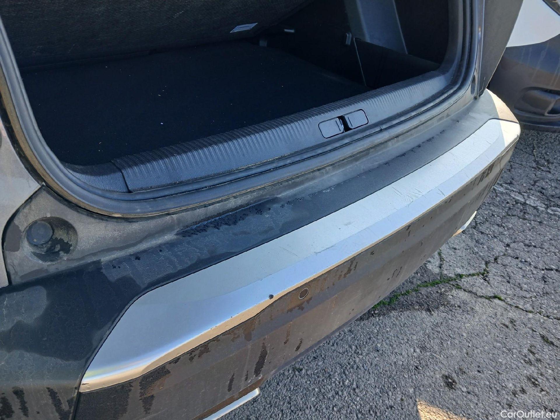  Peugeot  2008 PEUGEOT  / 2019 / 5P / todoterreno Allure Pack Puretech 130 S&S EAT8 (AC2) #28