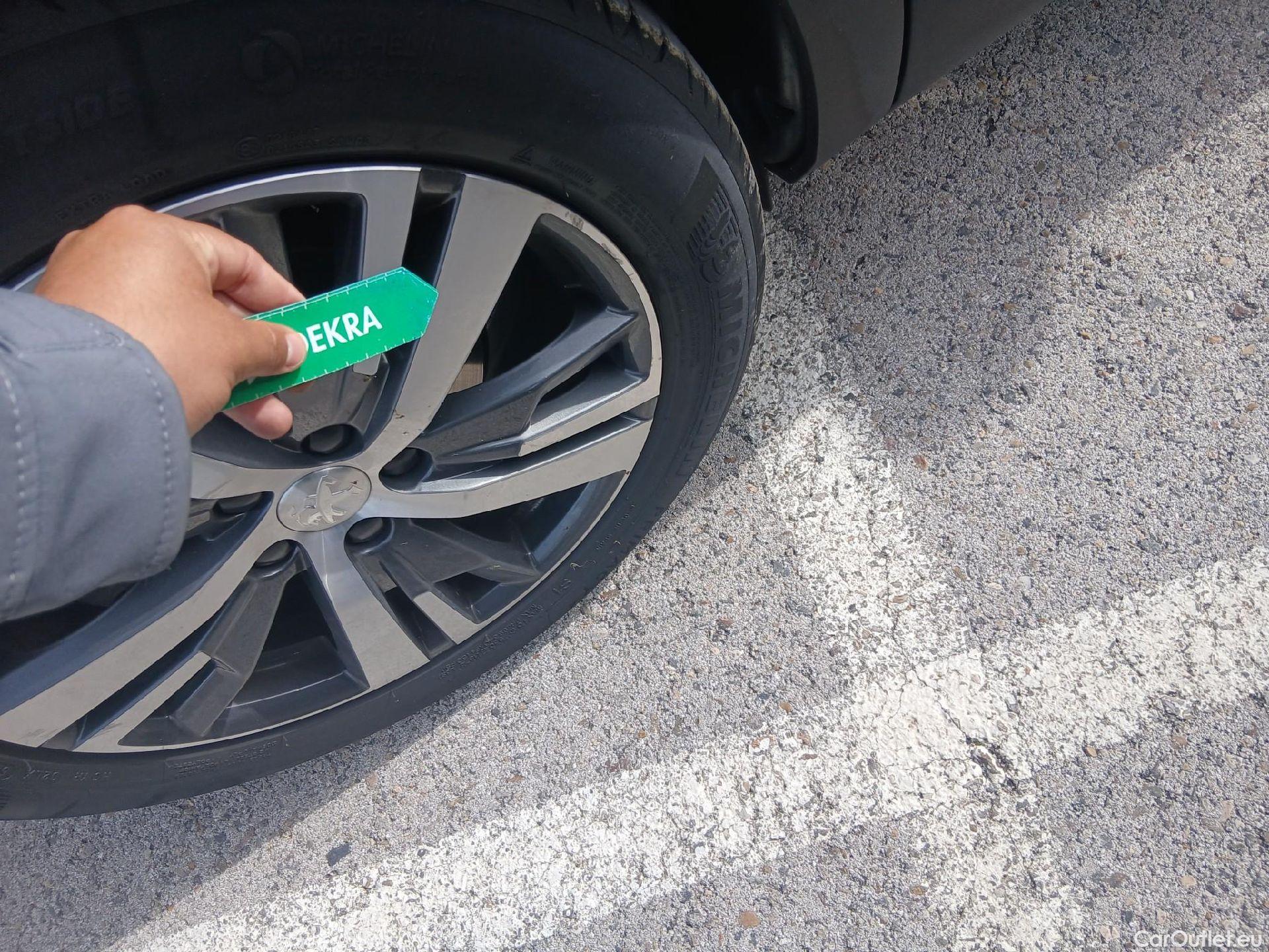  Peugeot  3008 PEUGEOT  Hybrid / 2020 / 5P / todoterreno 225 e-EAT8 Allure (AC2) #39