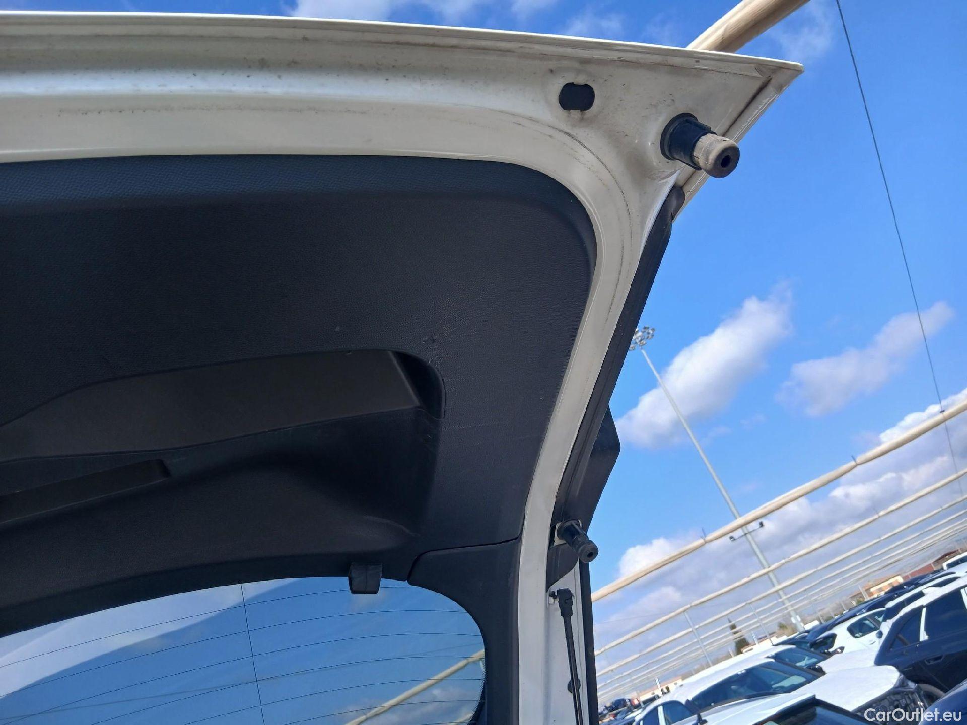  Peugeot  2008 PEUGEOT  / 2019 / 5P / todoterreno Allure BlueHDI 81kW (110CV) #9