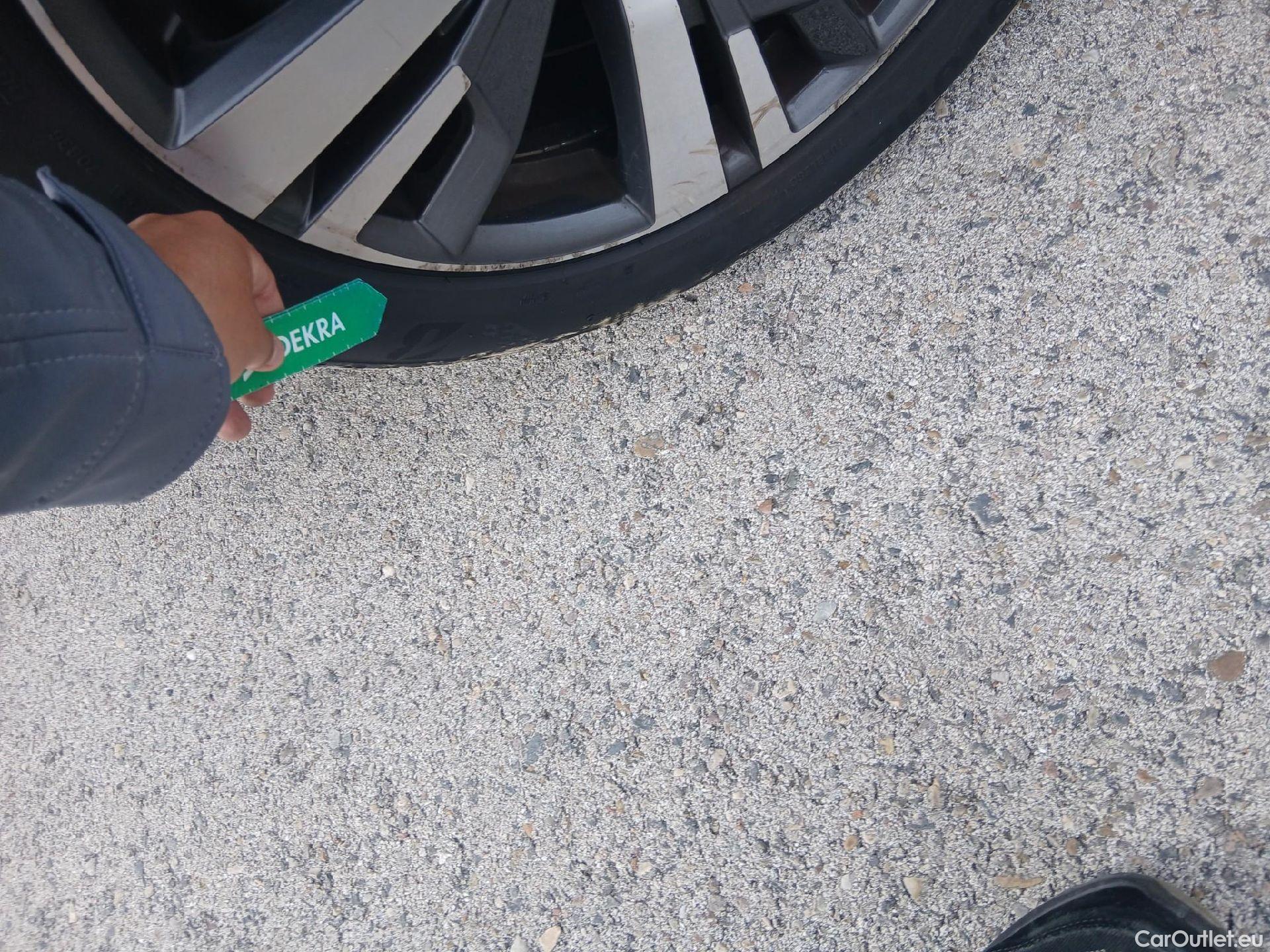  Peugeot  3008 PEUGEOT  Hybrid / 2020 / 5P / todoterreno 225 e-EAT8 Allure (AC2) #19