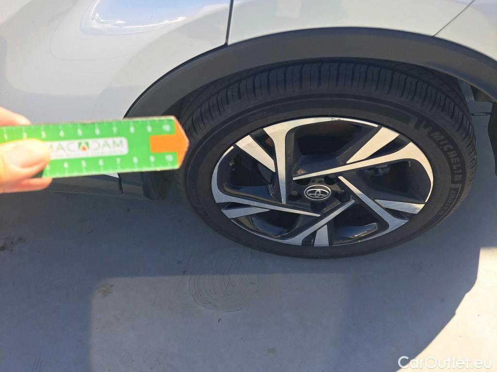  Toyota  C-HR TOYOTA  / 2019 / 5P / todoterreno 2.0 180H Advance #40