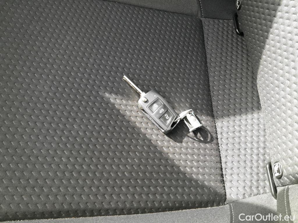  Volkswagen  Polo VOLKSWAGEN  / 2021 / 5P / berlina con portón Life 1.0 TSI 70kW (95CV) #2