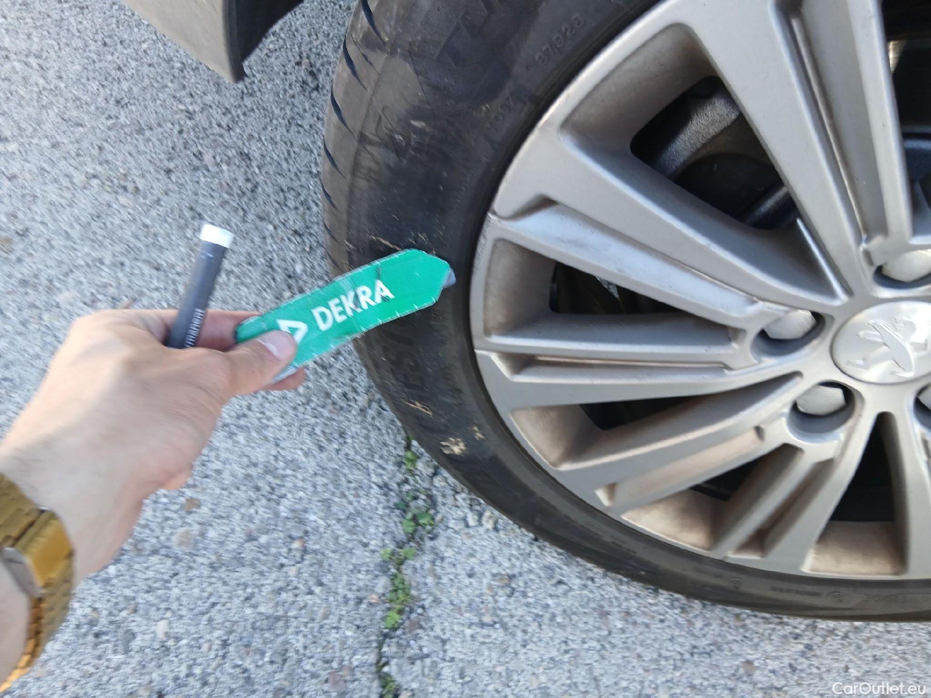  Peugeot  308 PEUGEOT  / 2017 / 5P / familiar SW Allure Pack PureTech 130 S&S #32