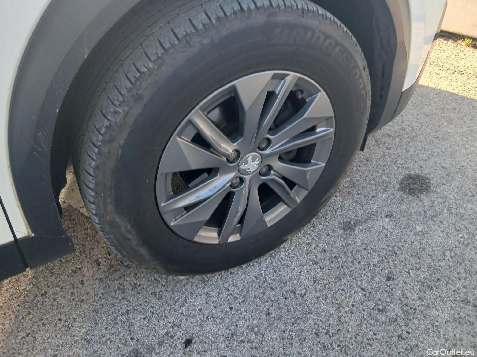  Peugeot  2008 PEUGEOT  / 2019 / 5P / todoterreno Active Pack BlueHDI 81kW (110CV) #31