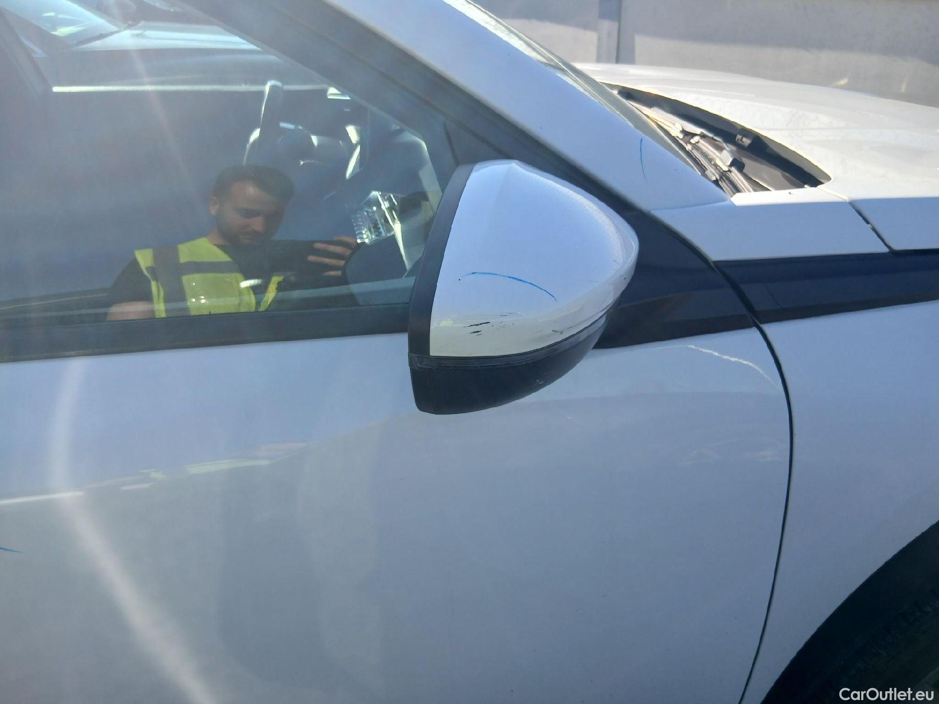  Peugeot  2008 PEUGEOT  / 2019 / 5P / todoterreno Active Pack BlueHDI 81kW (110CV) #27