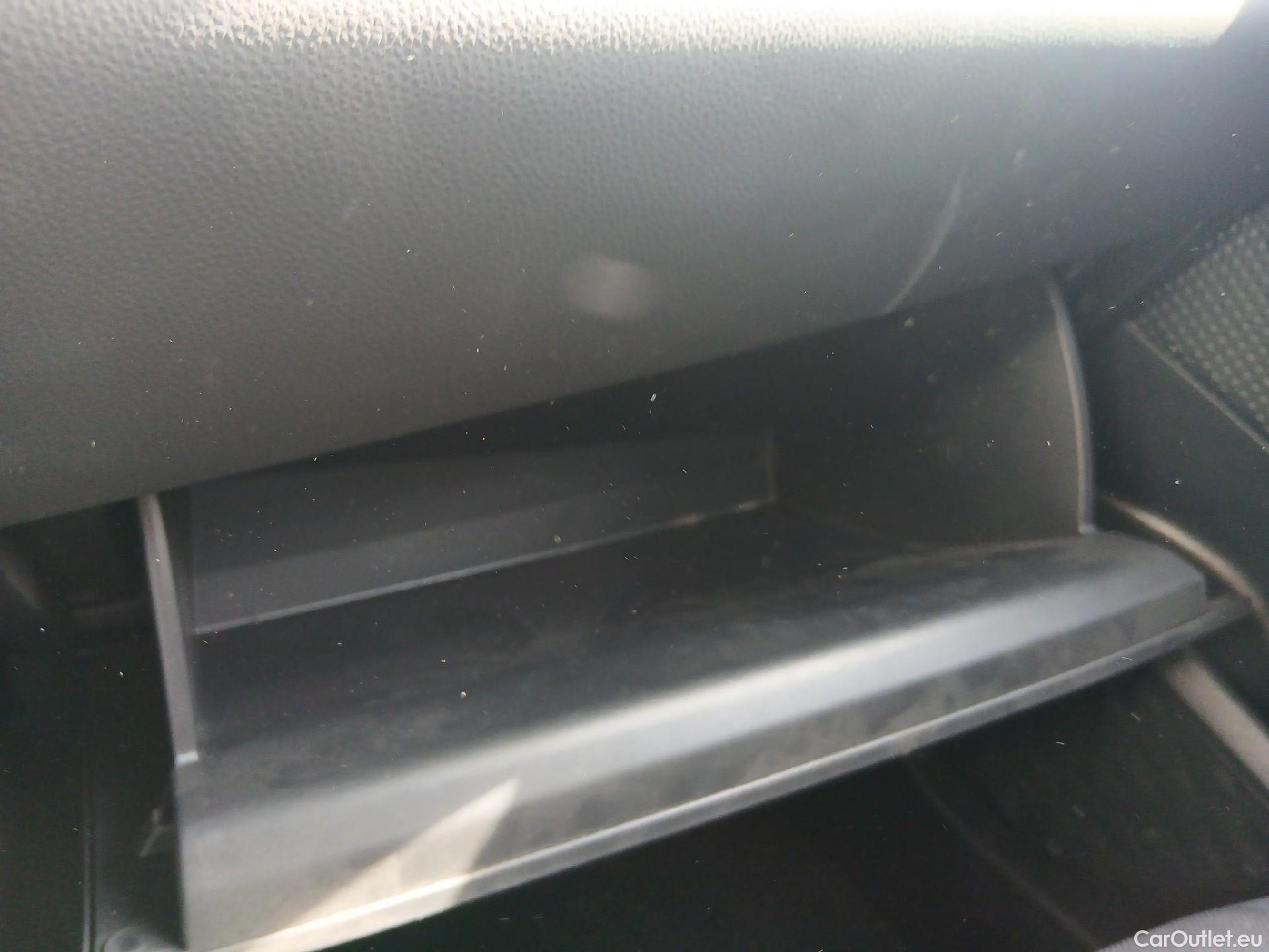  Toyota  C-HR TOYOTA  / 2019 / 5P / todoterreno 2.0 180H Advance #3