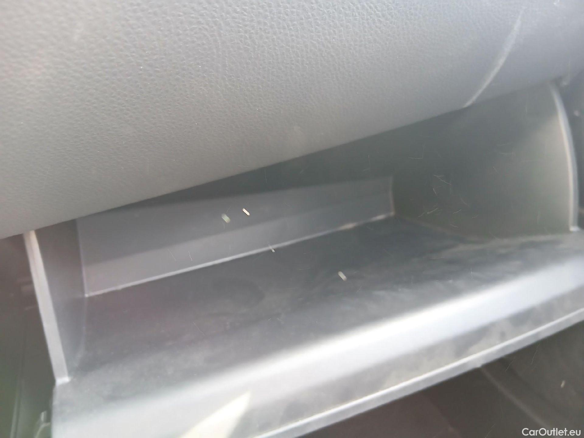  Toyota  C-HR TOYOTA  / 2019 / 5P / todoterreno 2.0 180H Advance #2