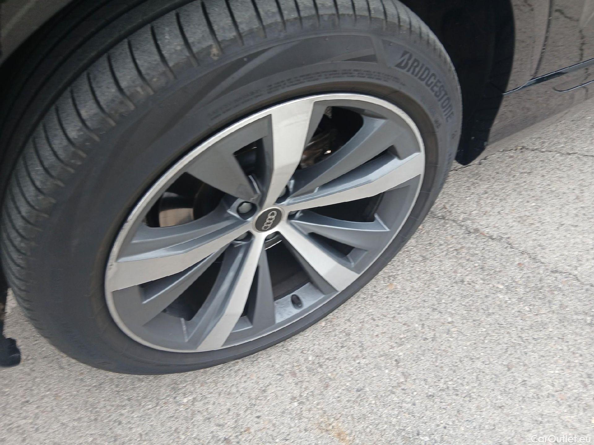  Audi  Q8 AUDI  / 2018 / 5P / todoterreno 55 TFSIe S Line Plus 280kW quattro tip #16