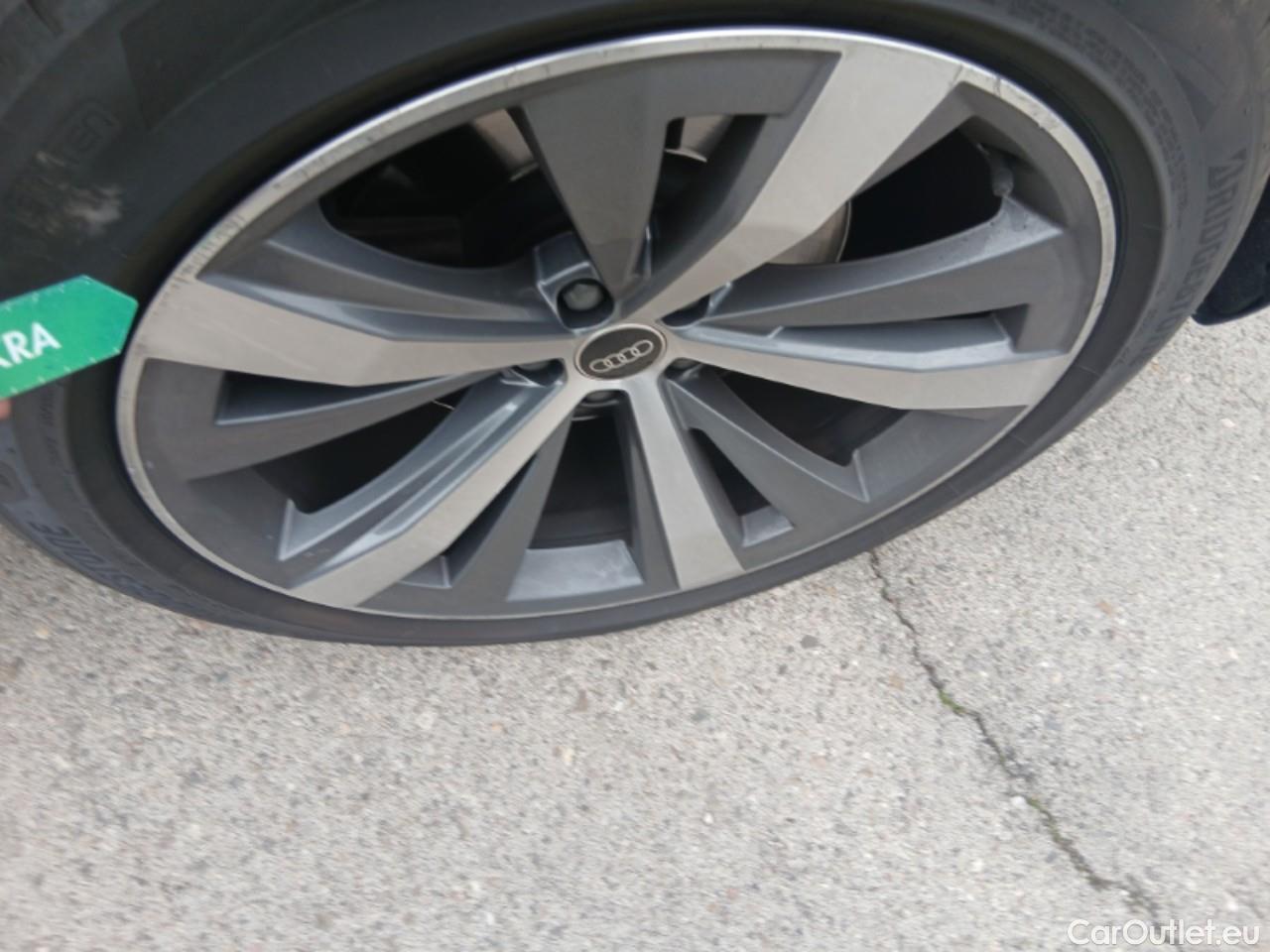  Audi  Q8 AUDI  / 2018 / 5P / todoterreno 55 TFSIe S Line Plus 280kW quattro tip #7