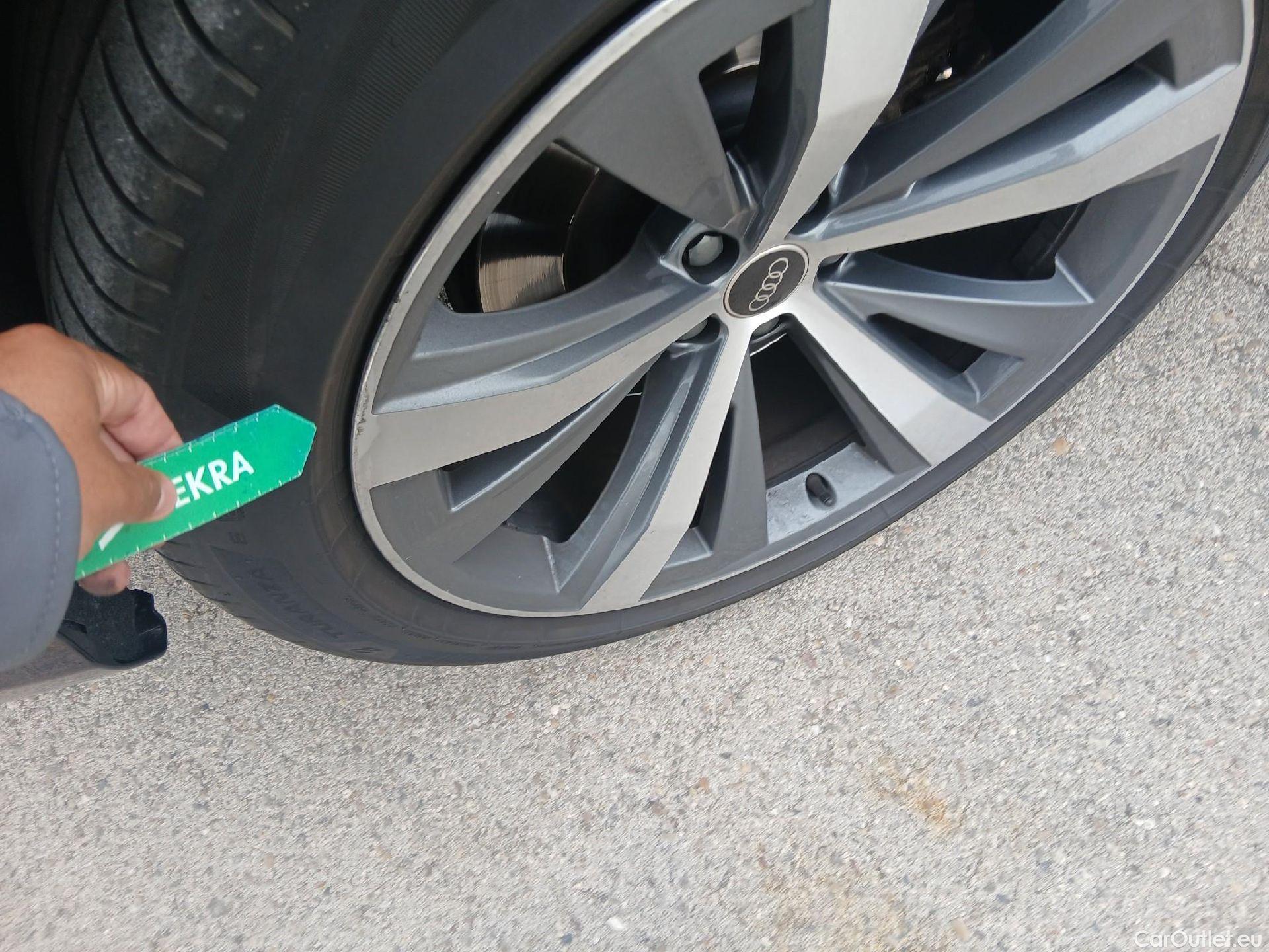  Audi  Q8 AUDI  / 2018 / 5P / todoterreno 55 TFSIe S Line Plus 280kW quattro tip #17