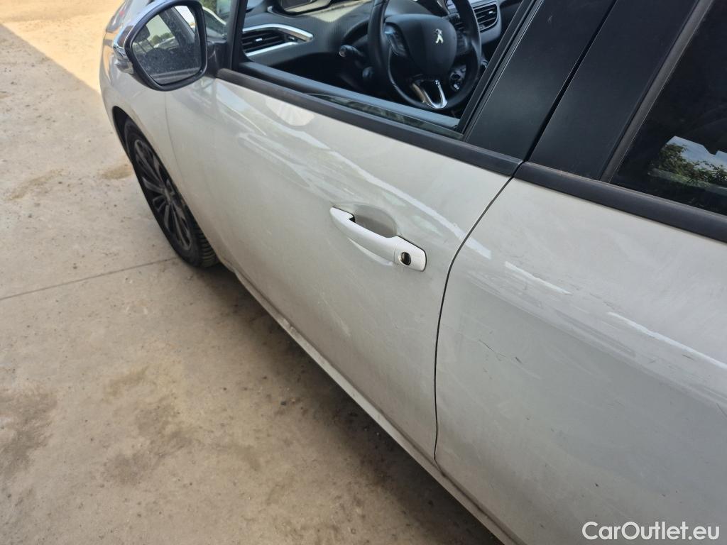  Peugeot  208 PEUGEOT  / 2015 / 5P / berlina con portón 5P Signature BlueHDi 73KW (100CV) #16