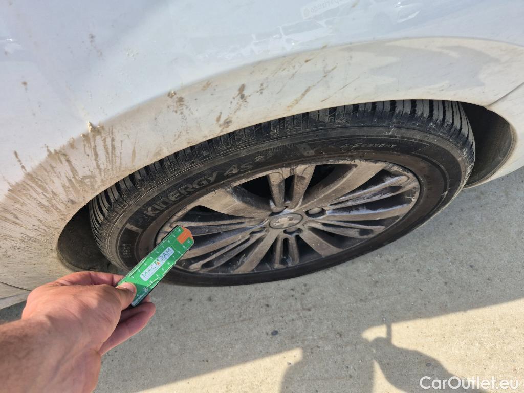  Peugeot  208 PEUGEOT  / 2015 / 5P / berlina con portón 5P Signature BlueHDi 73KW (100CV) #4