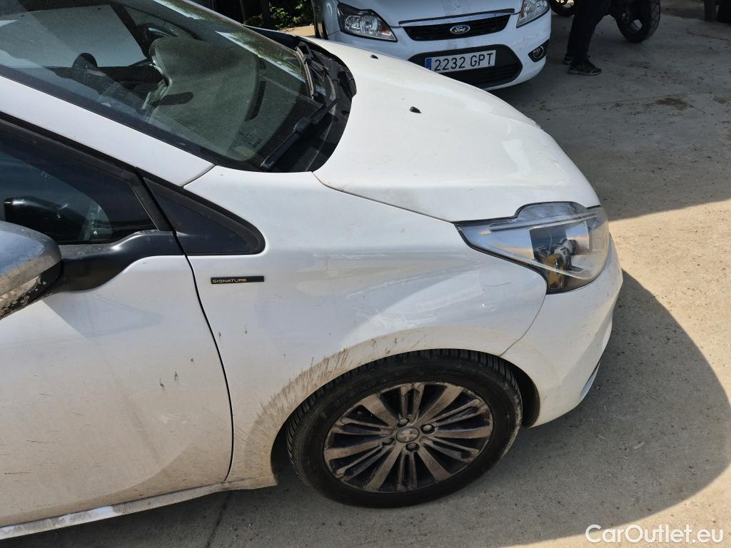  Peugeot  208 PEUGEOT  / 2015 / 5P / berlina con portón 5P Signature BlueHDi 73KW (100CV) #22