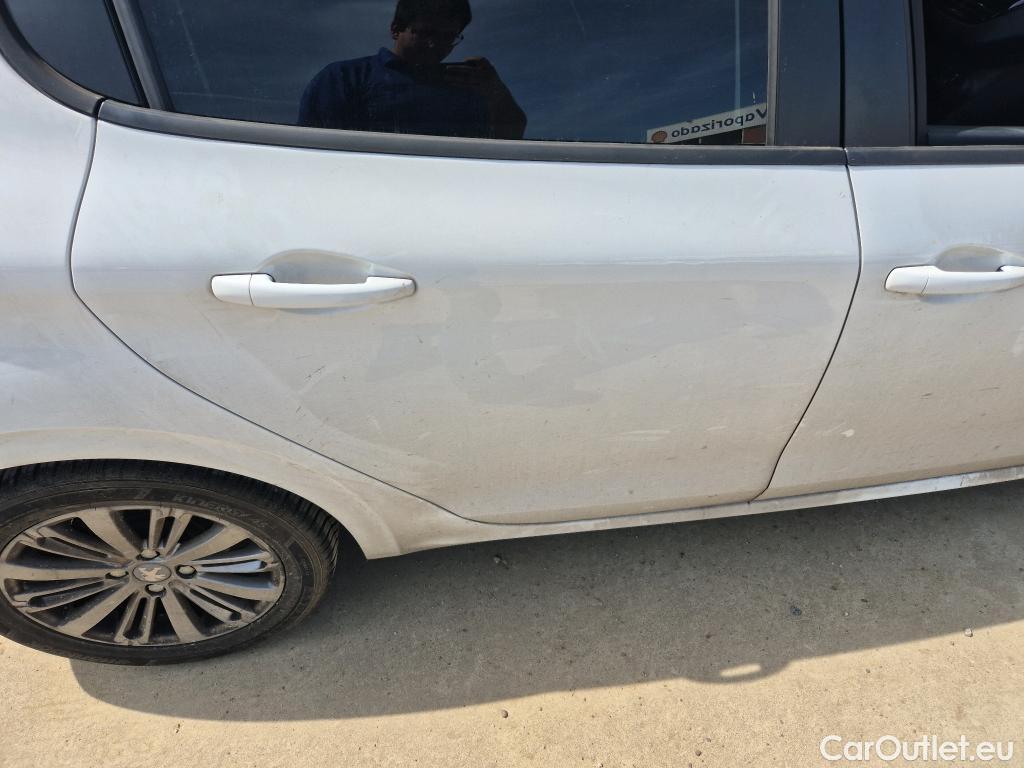  Peugeot  208 PEUGEOT  / 2015 / 5P / berlina con portón 5P Signature BlueHDi 73KW (100CV) #24