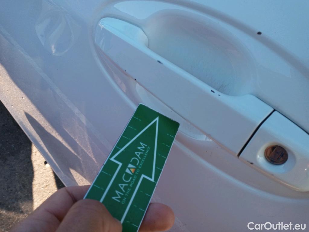  Toyota  Yaris TOYOTA  / 2017 / 5P / berlina con portón 1.5 100H Active #12