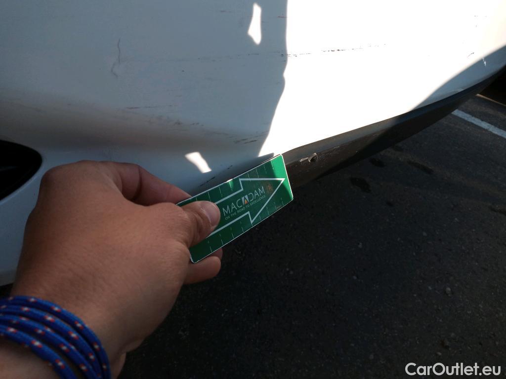  Toyota  Yaris TOYOTA  / 2017 / 5P / berlina con portón 1.5 100H Active #3