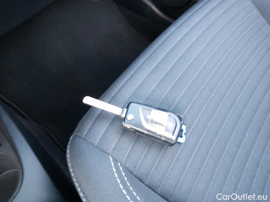  Toyota  Yaris TOYOTA  / 2017 / 5P / berlina con portón 1.5 100H Active #1