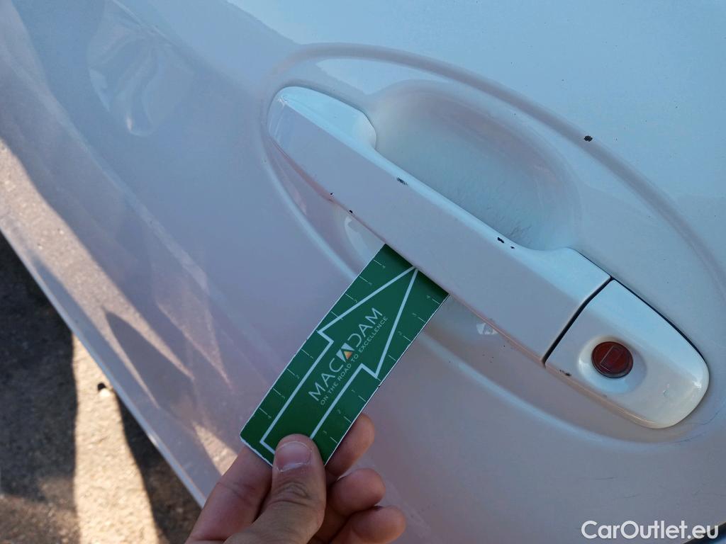  Toyota  Yaris TOYOTA  / 2017 / 5P / berlina con portón 1.5 100H Active #13