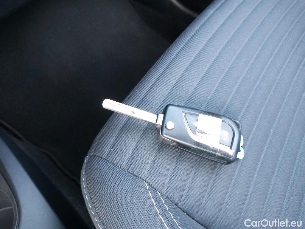  Toyota  Yaris TOYOTA  / 2017 / 5P / berlina con portón 1.5 100H Active #2