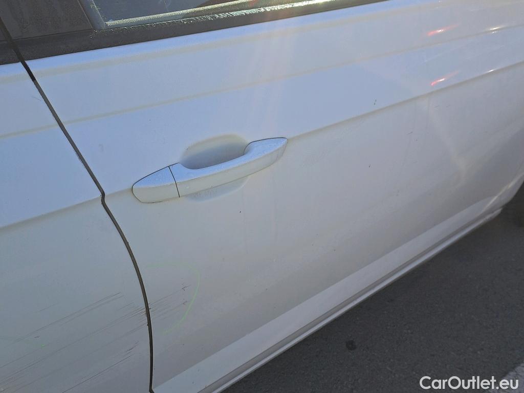  Volkswagen  Polo VOLKSWAGEN  / 2017 / 5P / berlina con portón Edition 1.0 59kW (80CV) (VEHICULO COMERCIAL) #25