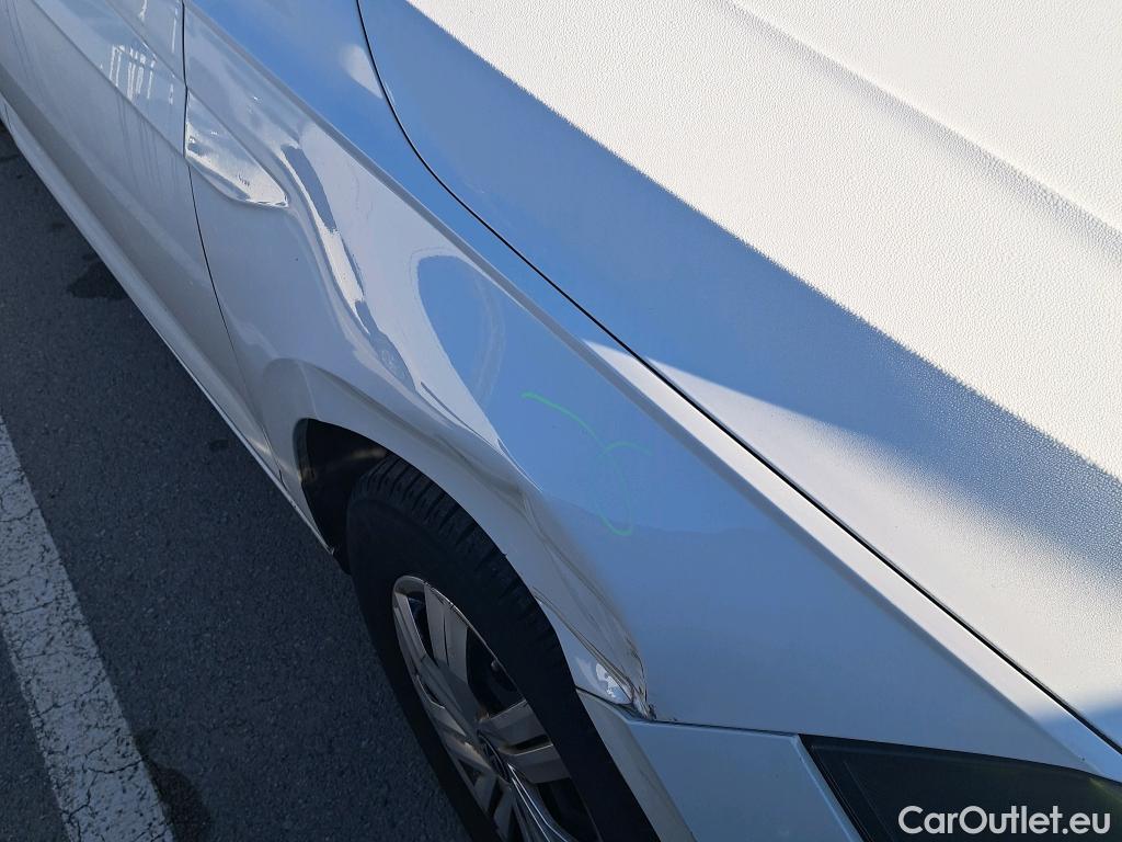  Volkswagen  Polo VOLKSWAGEN  / 2017 / 5P / berlina con portón Edition 1.0 59kW (80CV) (VEHICULO COMERCIAL) #3