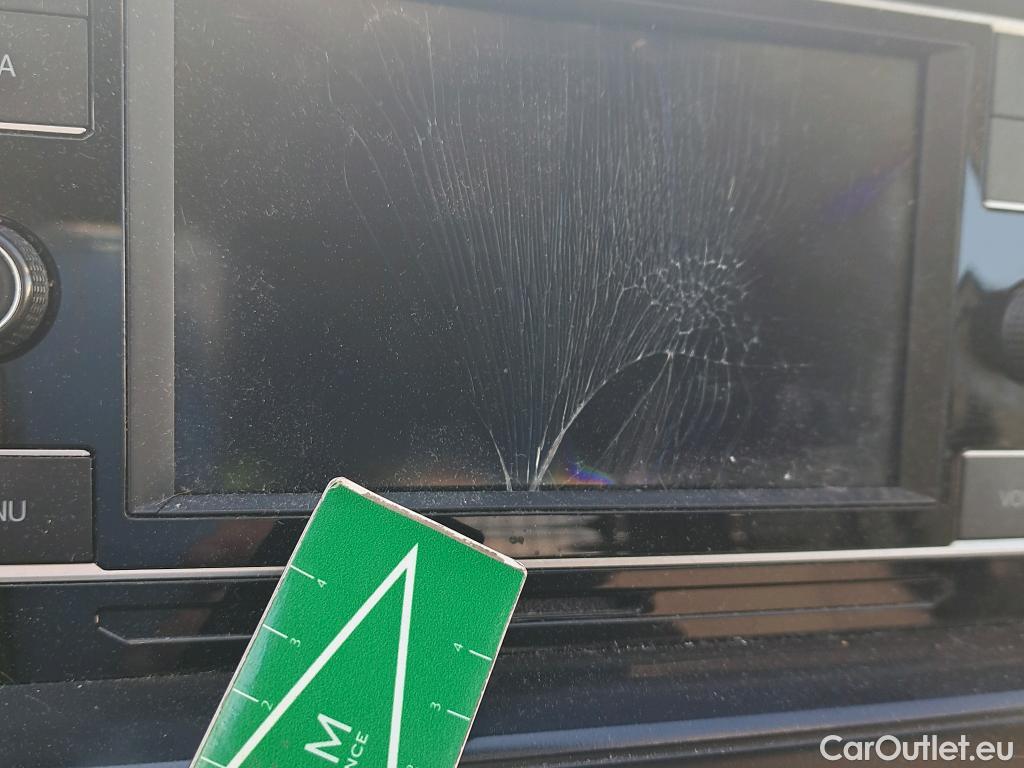  Volkswagen  Polo VOLKSWAGEN  / 2017 / 5P / berlina con portón Edition 1.0 59kW (80CV) (VEHICULO COMERCIAL) #2