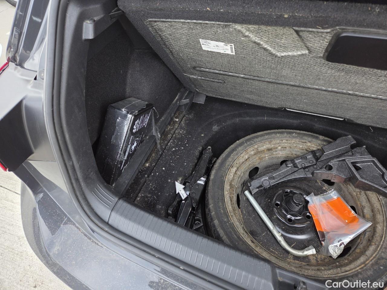  Volkswagen  Golf  Life 1.0 TSI #54