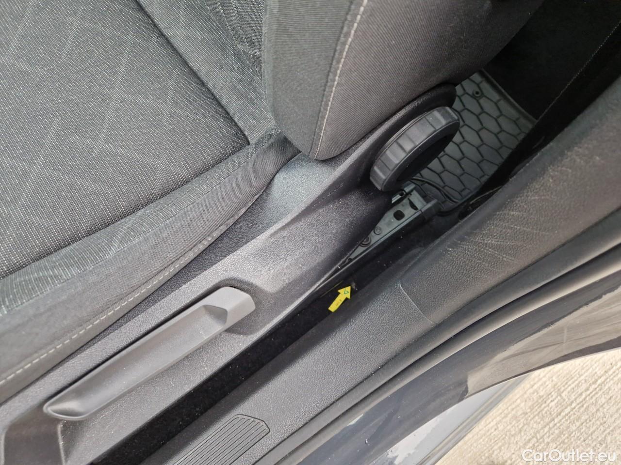  Volkswagen  Golf  Life 1.0 TSI #37