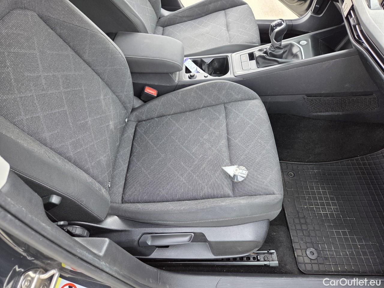  Volkswagen  Golf  Life 1.0 TSI #44