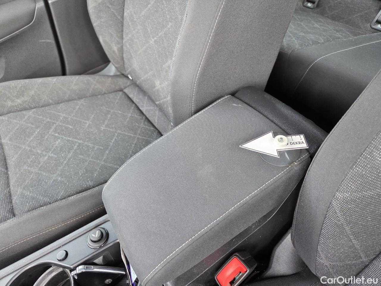  Volkswagen  Golf  Life 1.0 TSI #39