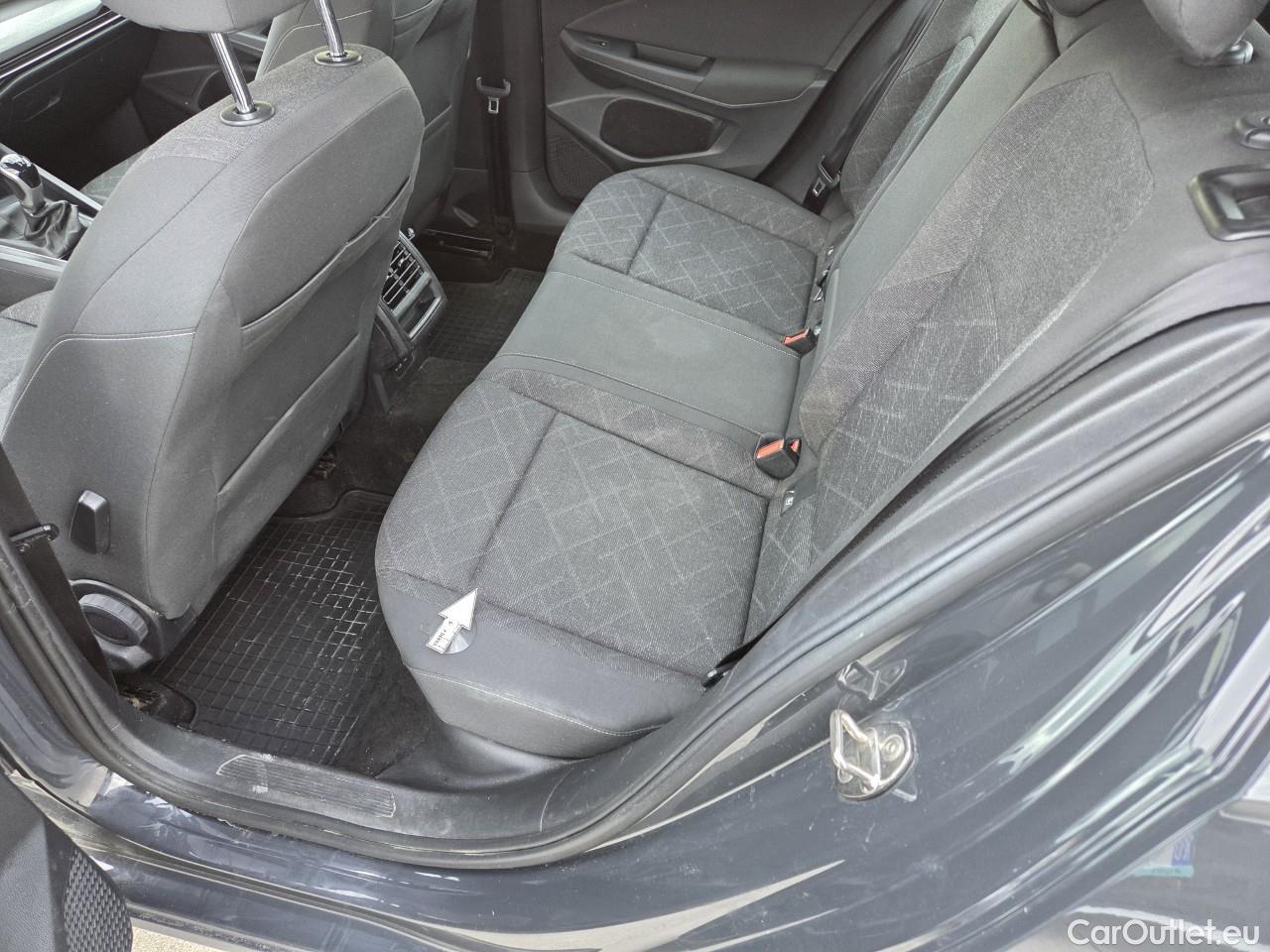  Volkswagen  Golf  Life 1.0 TSI #51