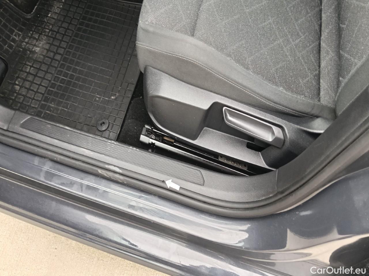  Volkswagen  Golf  Life 1.0 TSI #42