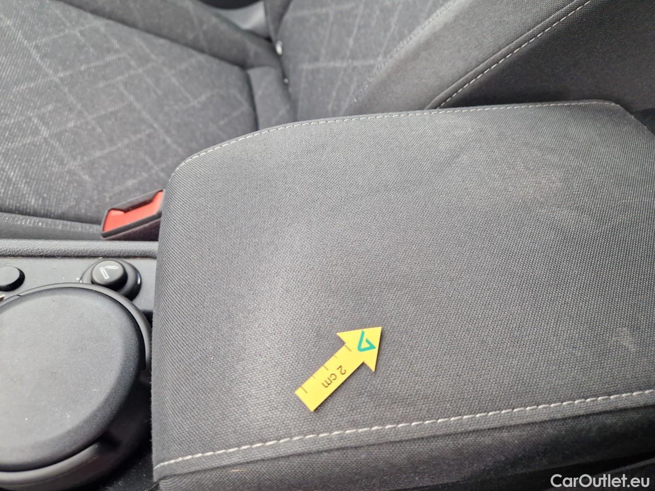  Volkswagen  Golf  Life 1.0 TSI #42