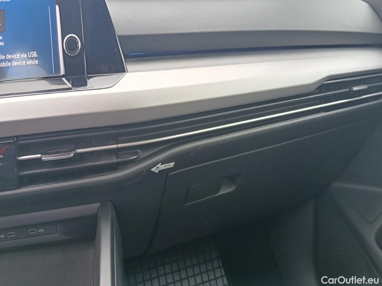  Volkswagen  Golf  Life 1.0 TSI #43