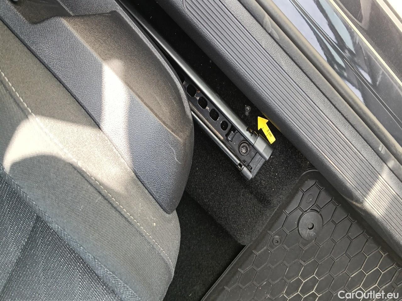  Volkswagen  Golf  Life 1.0 TSI #33