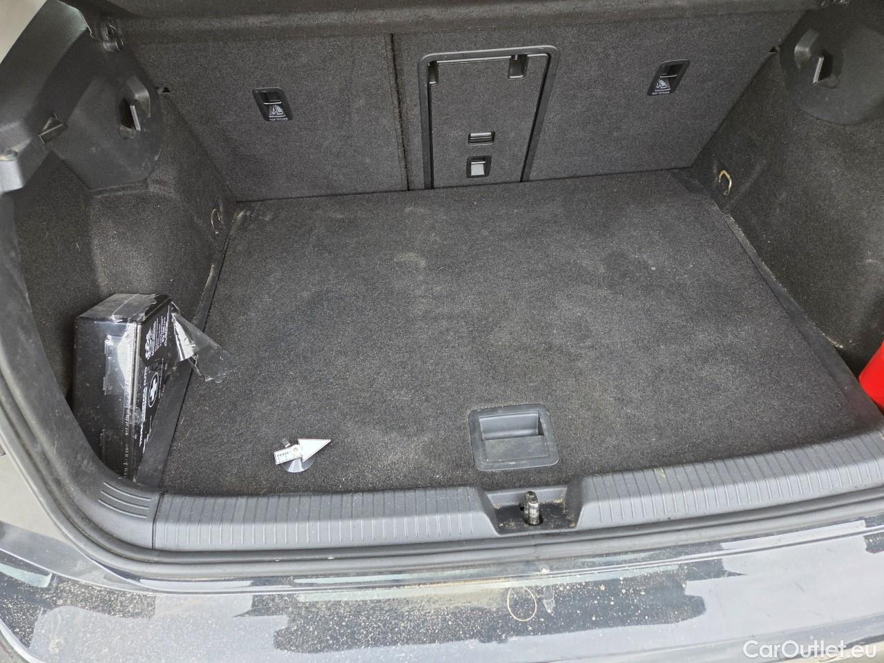  Volkswagen  Golf  Life 1.0 TSI #52