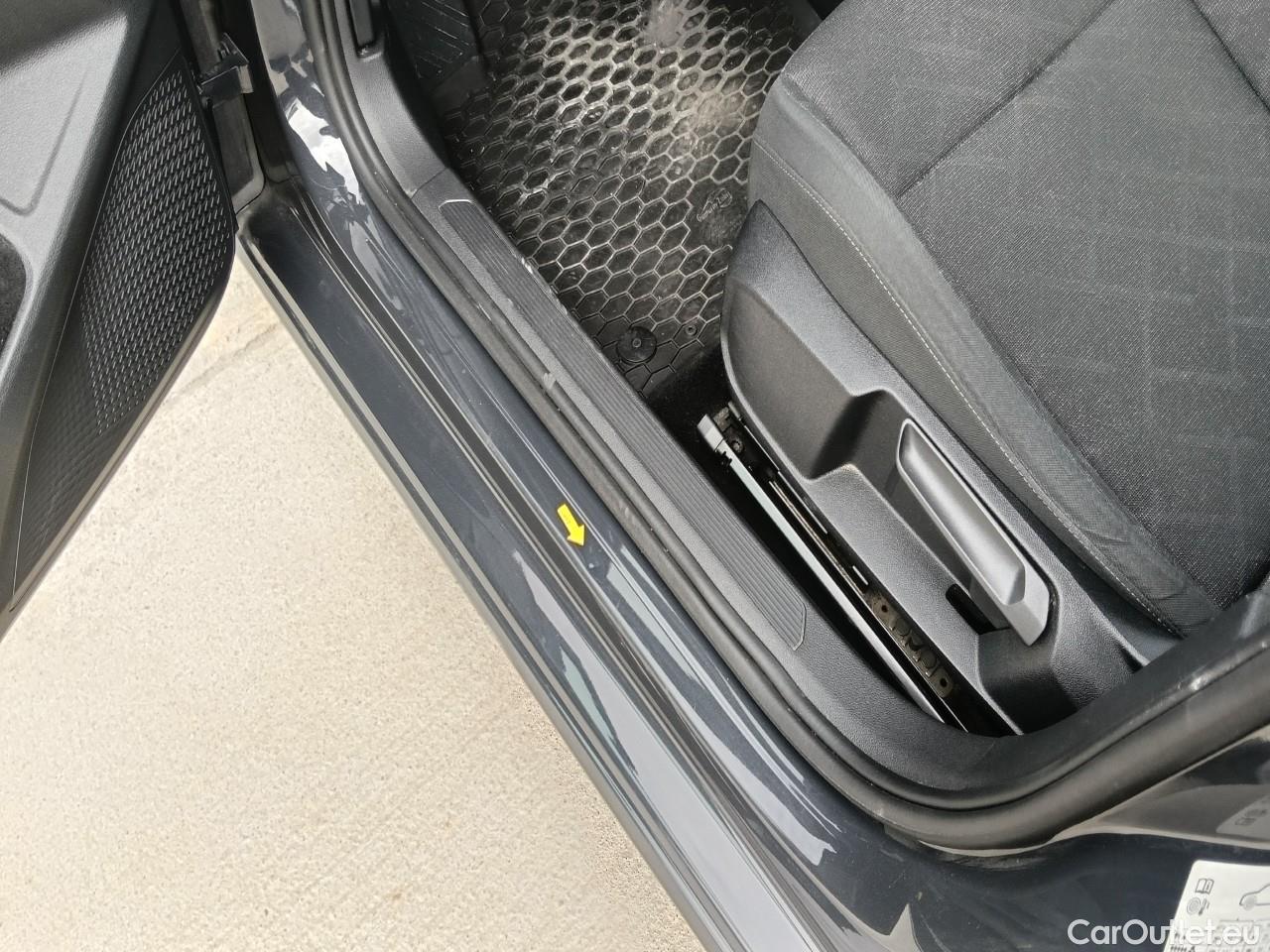  Volkswagen  Golf  Life 1.0 TSI #36