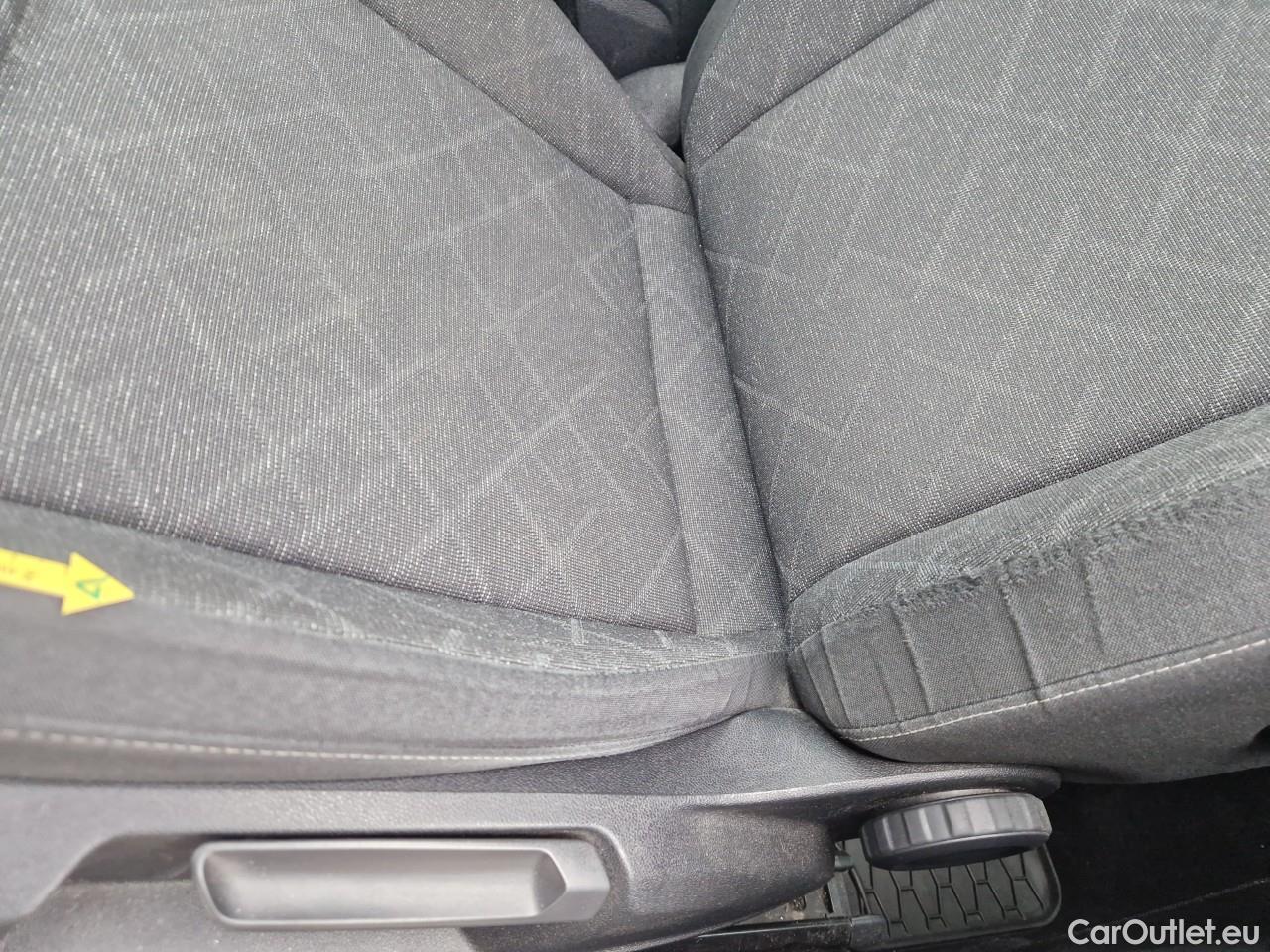  Volkswagen  Golf  Life 1.0 TSI #34