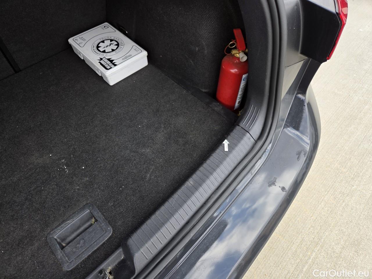  Volkswagen  Golf  Life 1.0 TSI #77