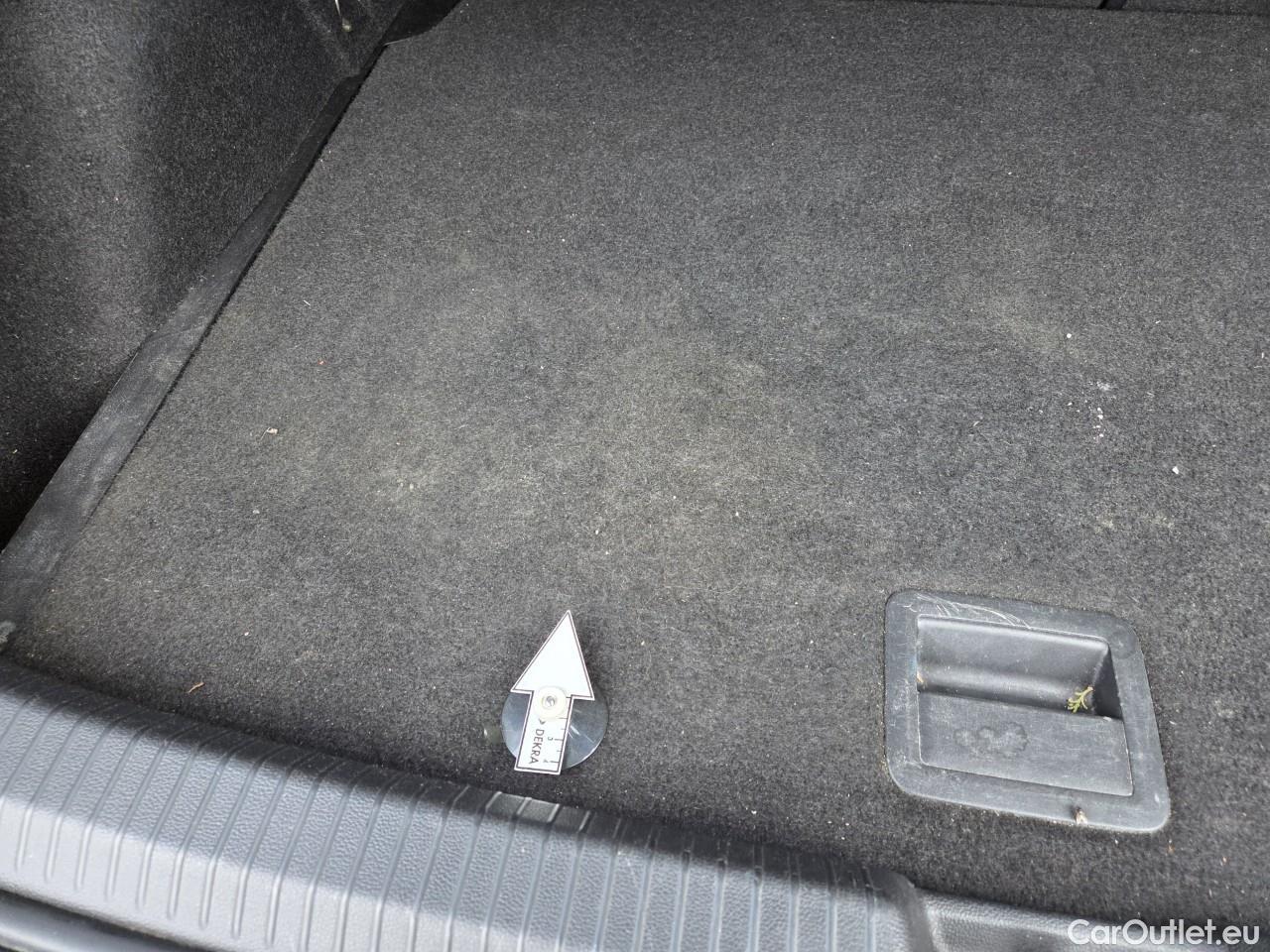  Volkswagen  Golf  Life 1.0 TSI #75