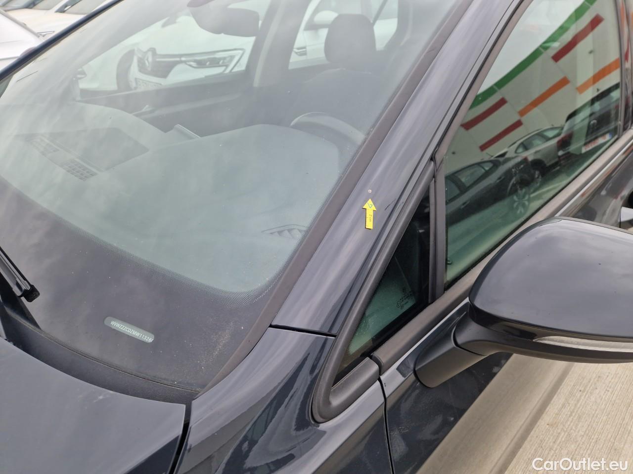  Volkswagen  Golf  Life 1.0 TSI #2