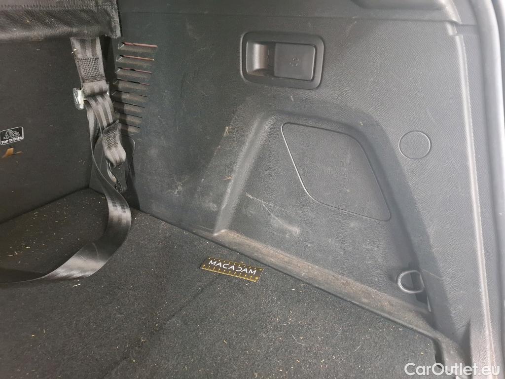  Peugeot  3008 PEUGEOT  / 2020 / 5P / SUV 1.6 HYBRID4 300 E-EAT8 GT #42