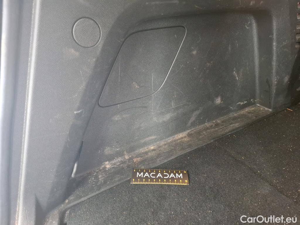  Peugeot  3008 PEUGEOT  / 2020 / 5P / SUV 1.6 HYBRID4 300 E-EAT8 GT #46