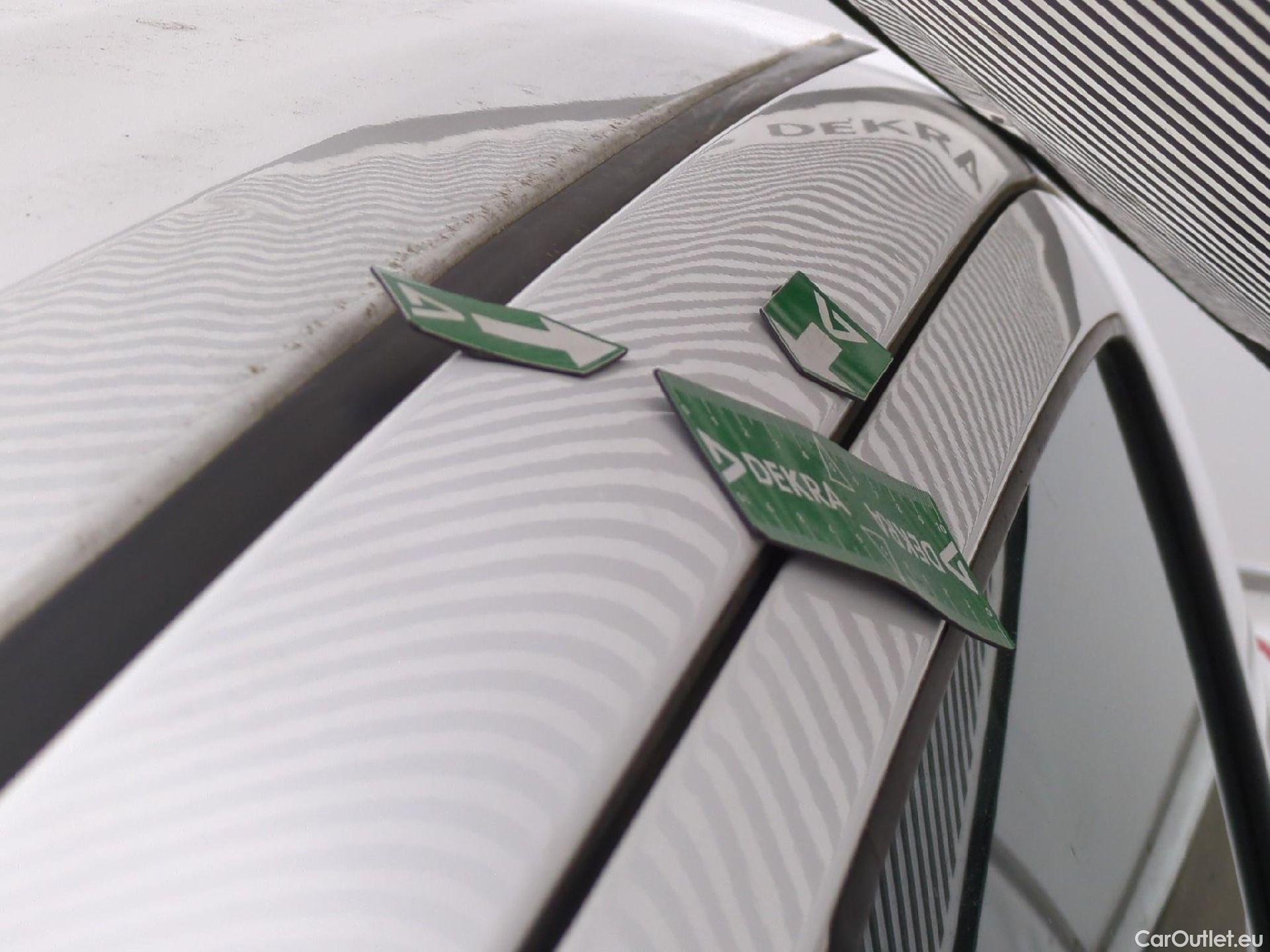  Toyota  Yaris  Hybride Affaires / 2017 / 5P / Berline 1.5 VVT-I HYBRID AUTO France Business #25