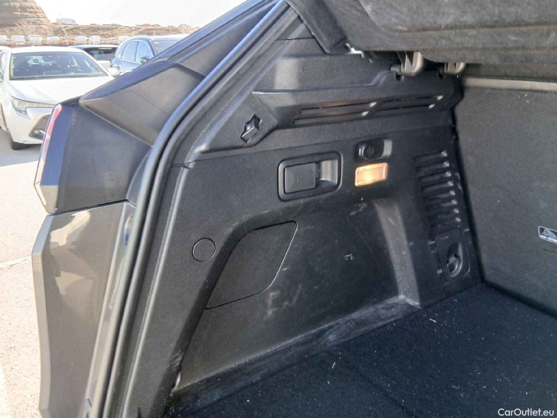  Peugeot  3008 PEUGEOT  Hybrid / 2020 / 5P / todoterreno 225 e-EAT8 Allure (AC2) #30