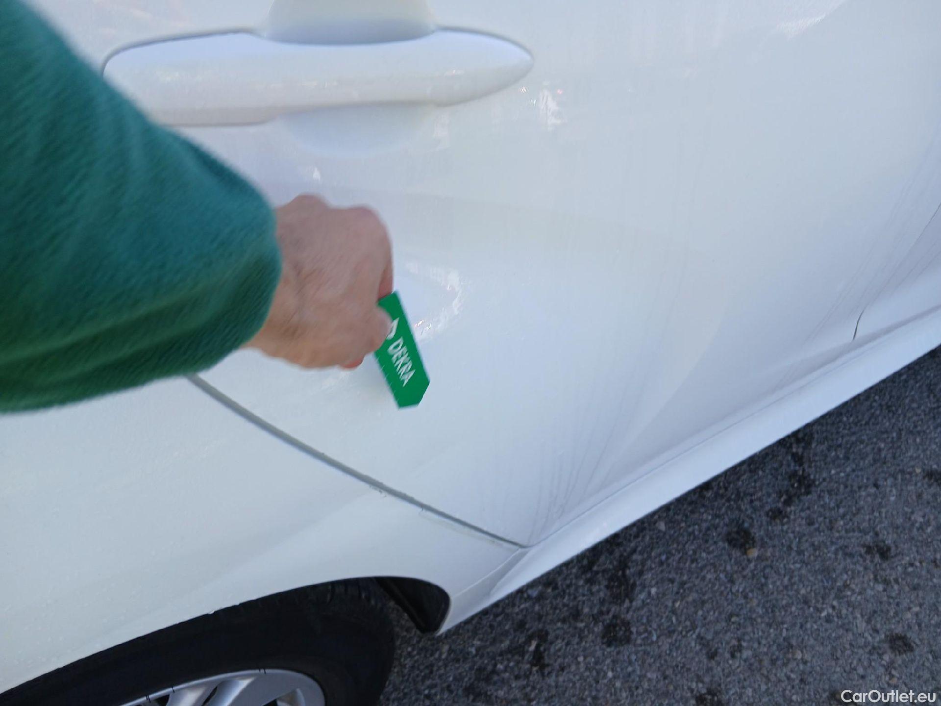  Toyota  Yaris TOYOTA  / 2020 / 5P / berlina con portón 1.5 120H Business Plus #19