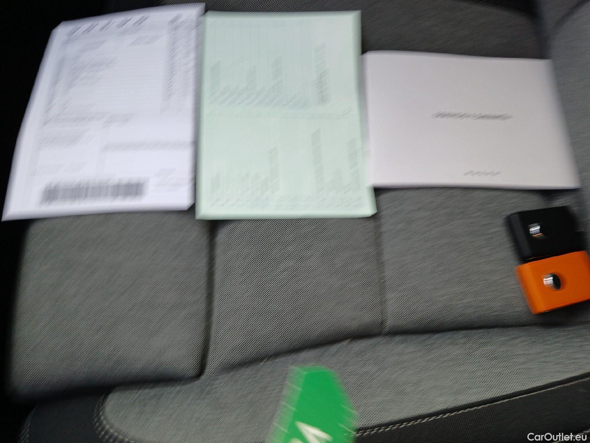  Volvo  XC 40 VOLVO XC40 / 2021 / 5P / todoterreno 2.0 B3 G Plus Dark Auto (AC) #2