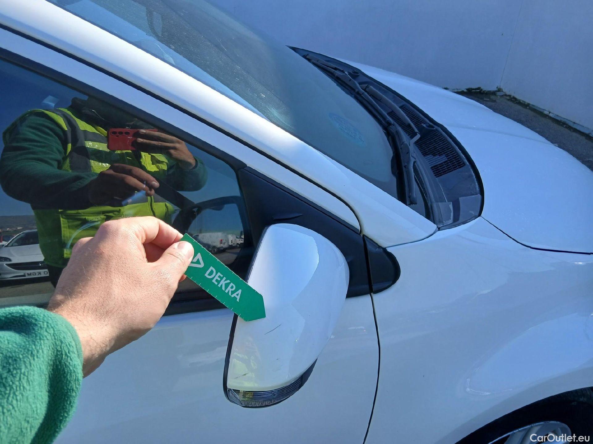  Toyota  Yaris TOYOTA  / 2020 / 5P / berlina con portón 1.5 120H Business Plus #24