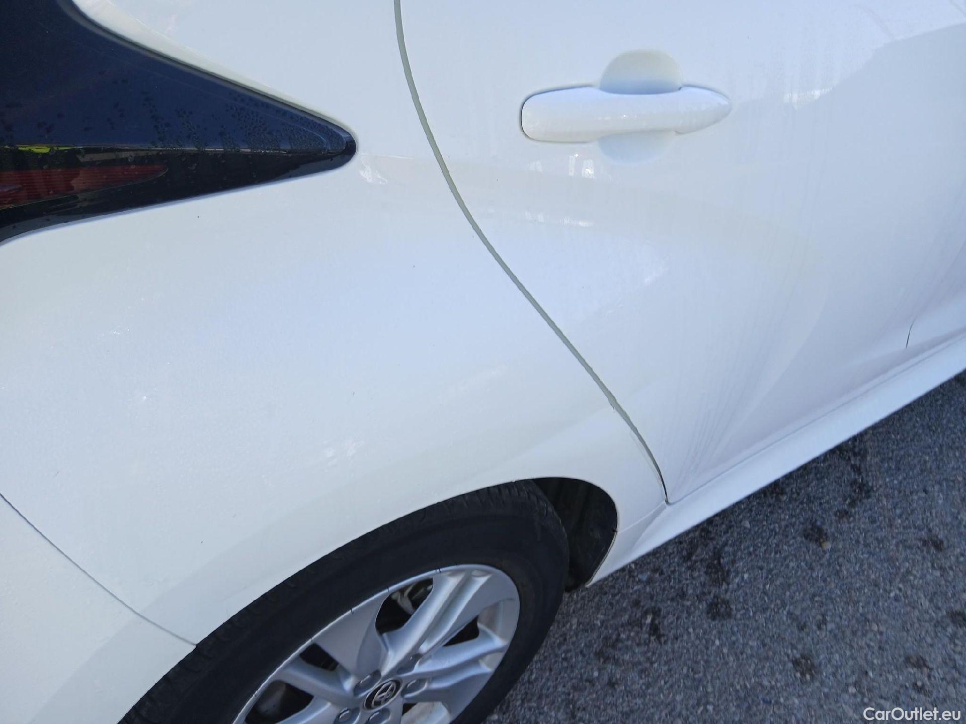  Toyota  Yaris TOYOTA  / 2020 / 5P / berlina con portón 1.5 120H Business Plus #18